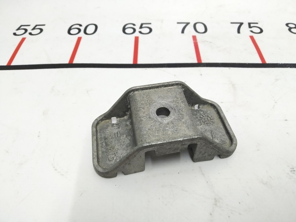 6 Halterung obere Batteriebefestigung Tesla Model 3 1118599-00-B